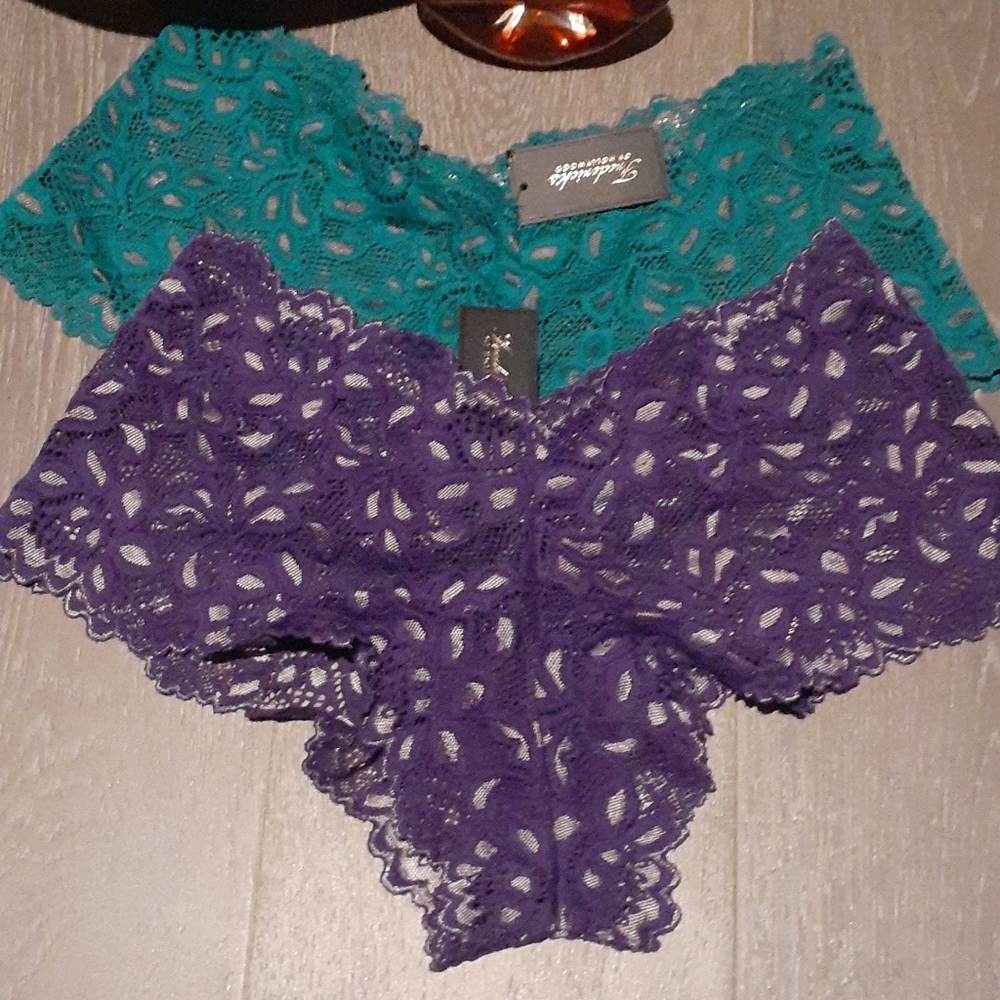 2 pair Fredericks of Hollywood cheekiness Small